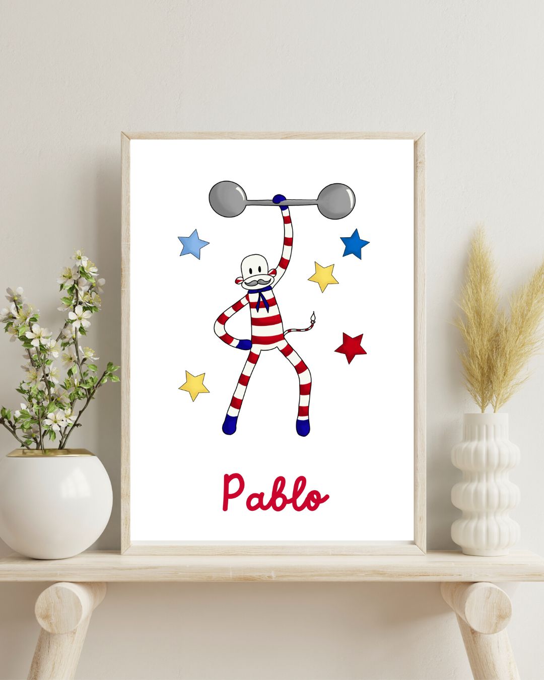 cadre affiche personnalisée homme fort cirque étoiles pablo sur étagère en bois