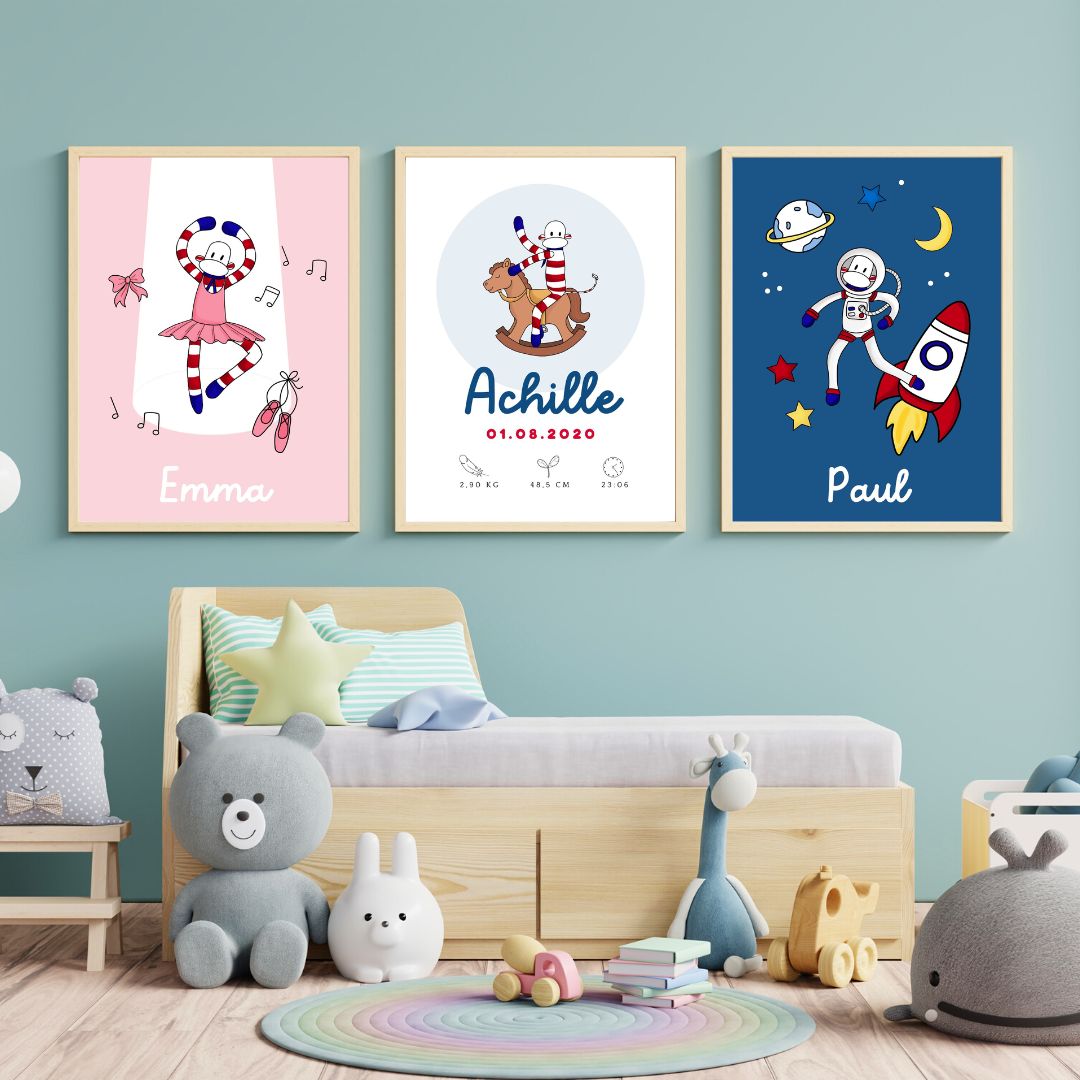 Chambre d'enfant avec des jouets et trois affiches monsieur chaussette personnalisables au nom de l'enfant