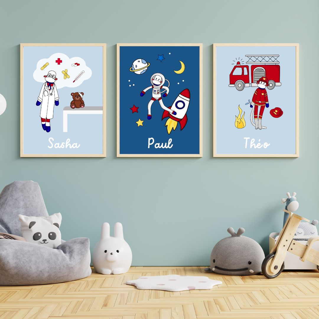 3 cadres représentant des des dessins de doudou singe déguisé en docteur, astronaute et pompier dans une chambre d'enfant