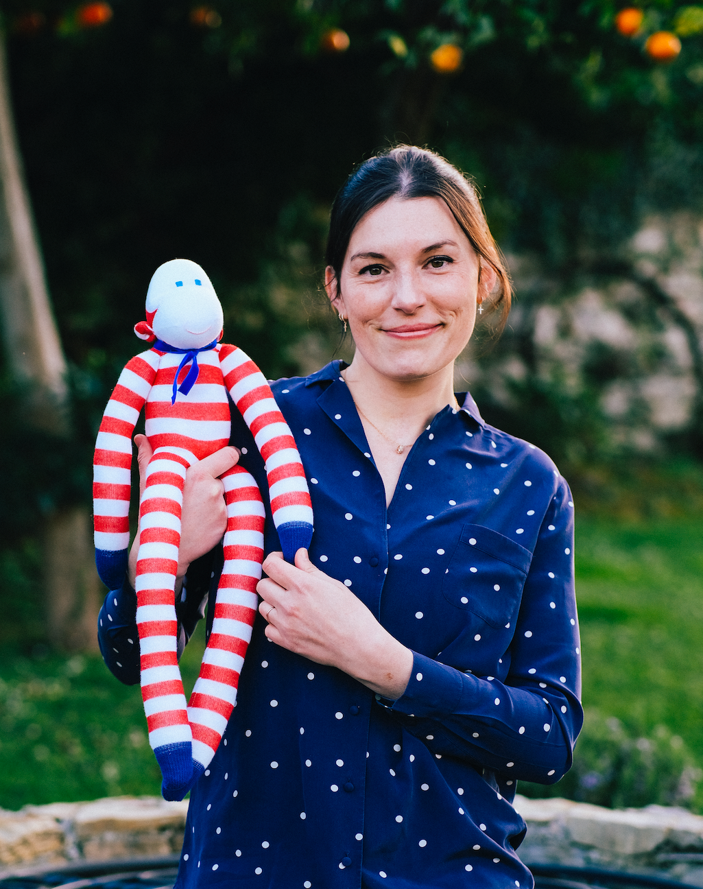 Marine Mistretta avec Monsieur chaussette son doudou singe dans les bras