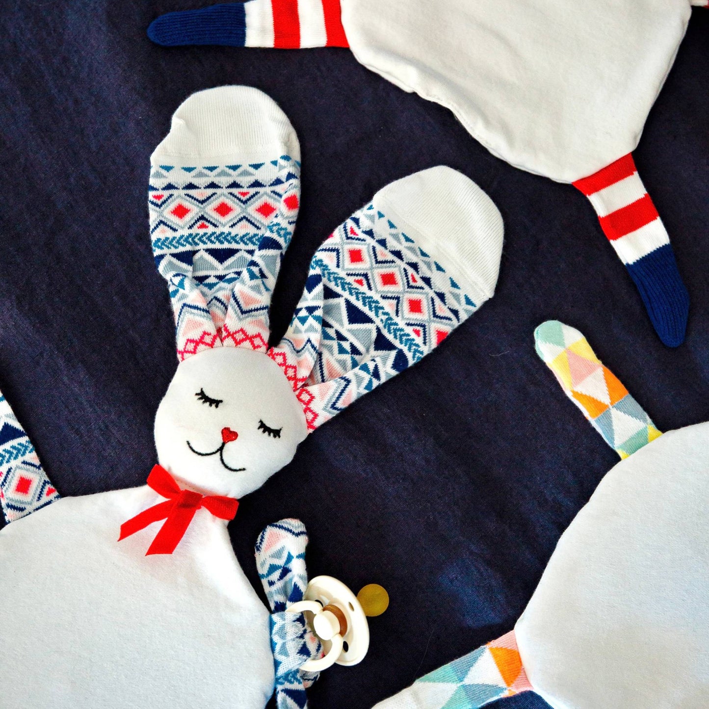doudou lapin jeannette aux grandes oreilles sur fond bleu marine by Sonia