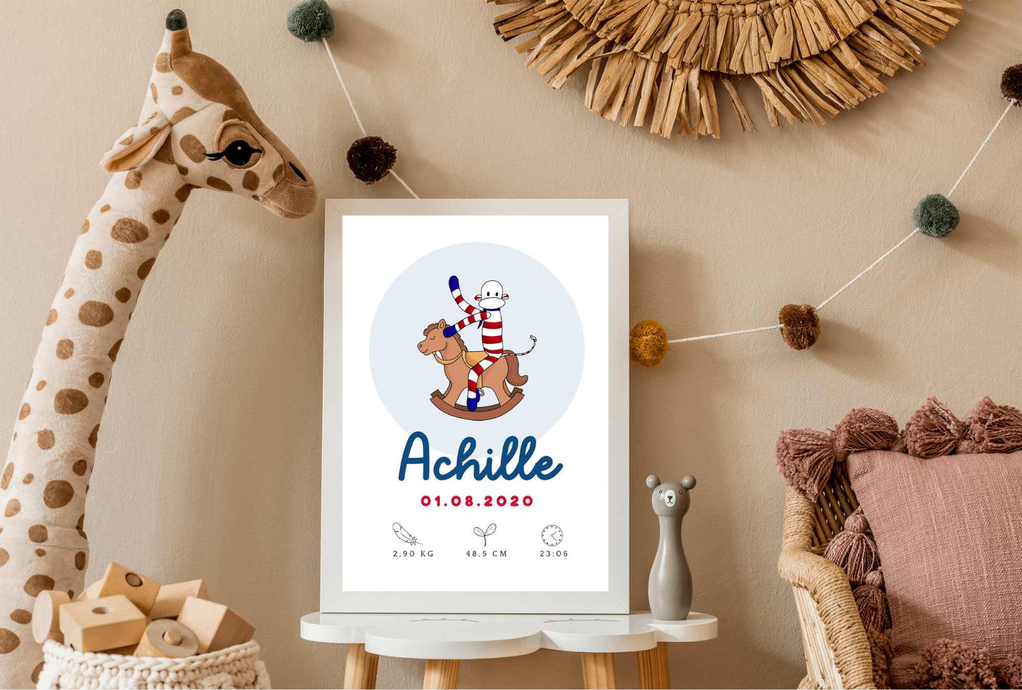 chambre d'enfant designa avec girafe et guirlande pompons et cadre de naissance avec singe au prénom Achille