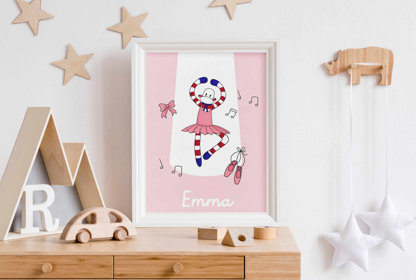 affiche personnalisée pour petite fille d'un singe déguisé en ballerine dans une chambre pour enfant en bois