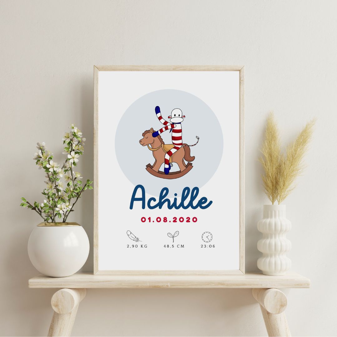 affiche de naissance encadrée et posée sur une étagère avec des plantes et personnalisée au prénom de l'enfant avec monsieur chaussette à rayures blanches et rouges