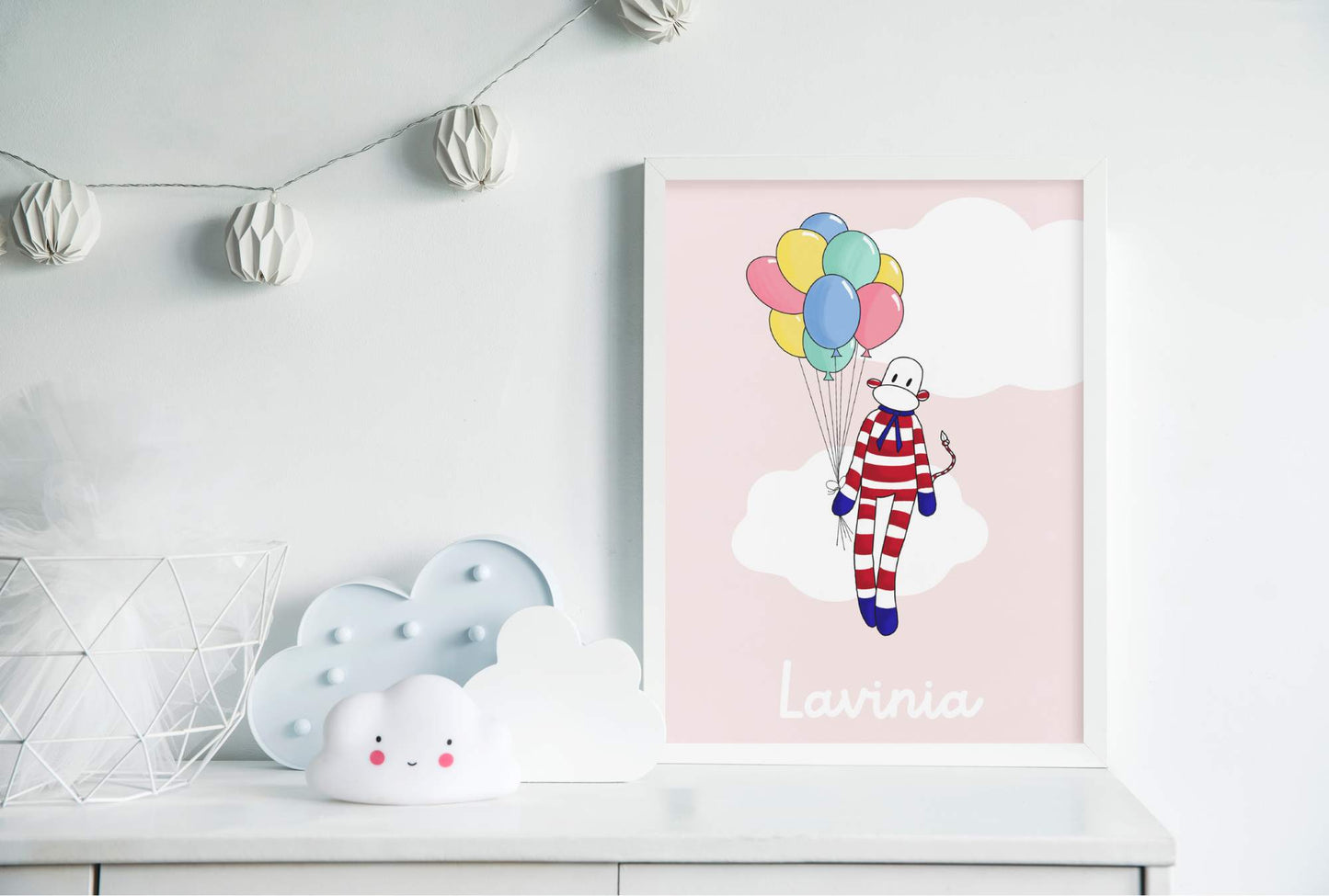 chambre blanche poster ballons multicolores singe à rayures rouges et blanches