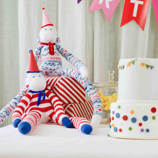 MOnsieur Gaston et Monsieur Marin les grands doudous singes sont à une fête d'anniversaire