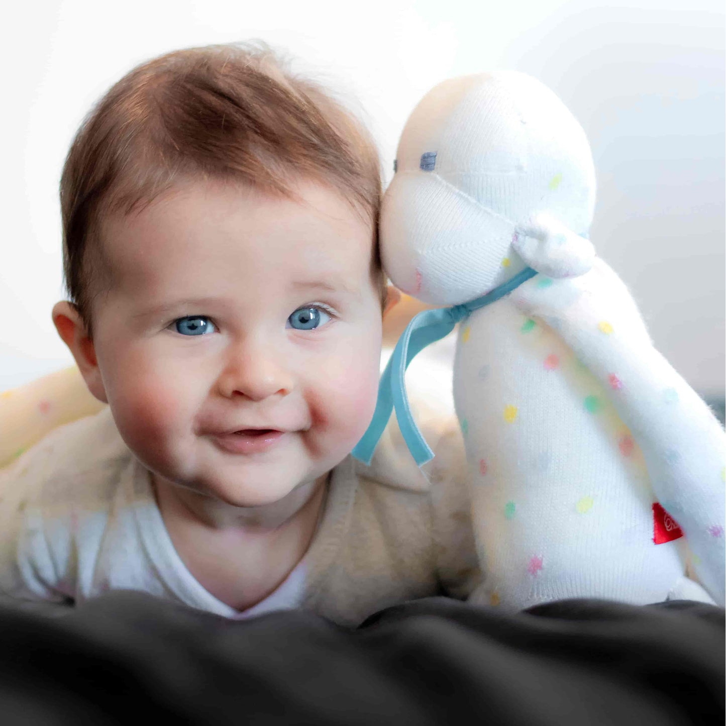 Doudou singe Léon raconte un secret au petit garçon aux yeux bleus