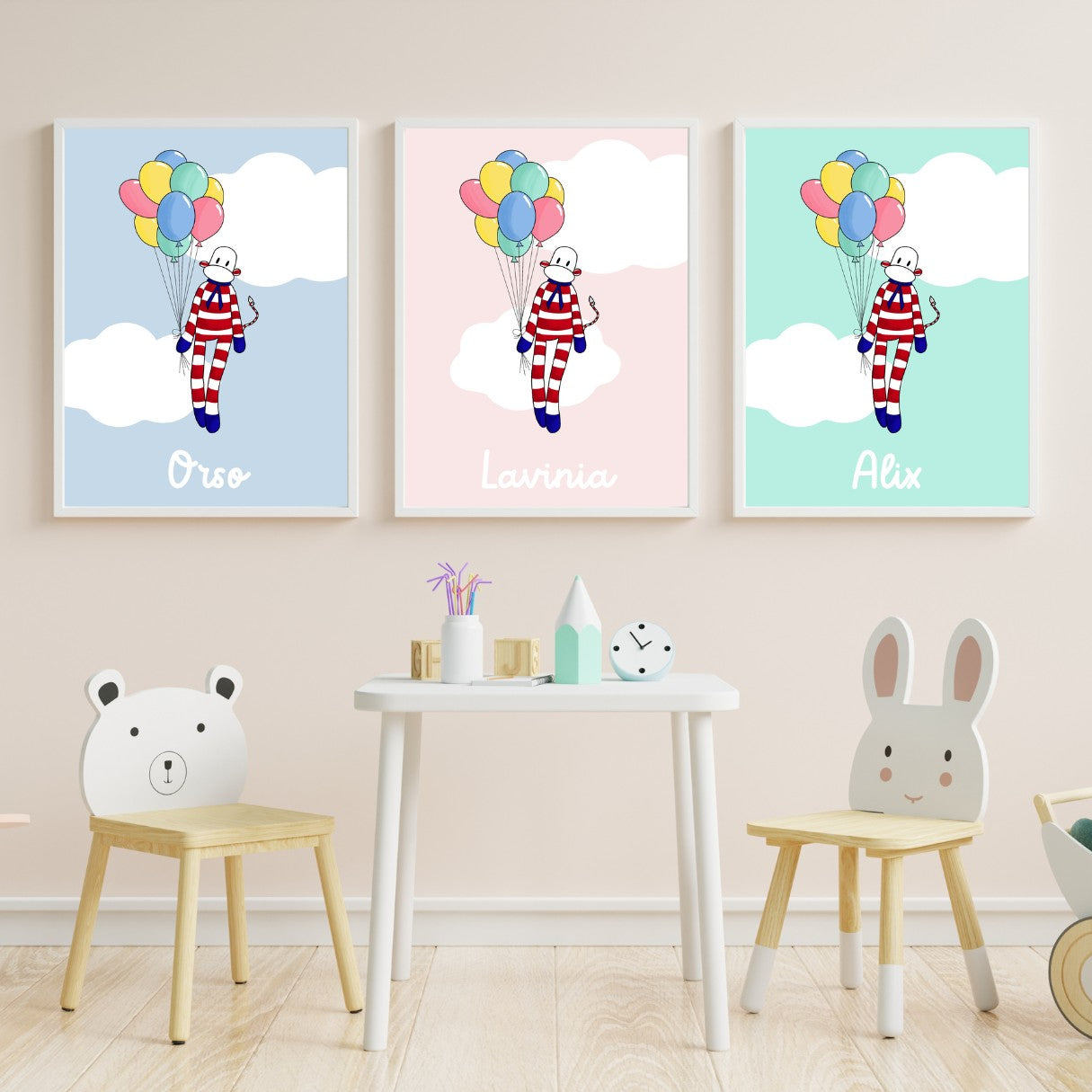 3 affiches personnalisées singe rouge et blanc à rayures avec des ballons dans un ciel nuage dans chambre pour enfant en bois couleurs pastel