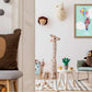 belle chambre enfant design girafe bois fauteuil en velours ours en peluche affiche personnalisée premium singe rayures rouges et blanches