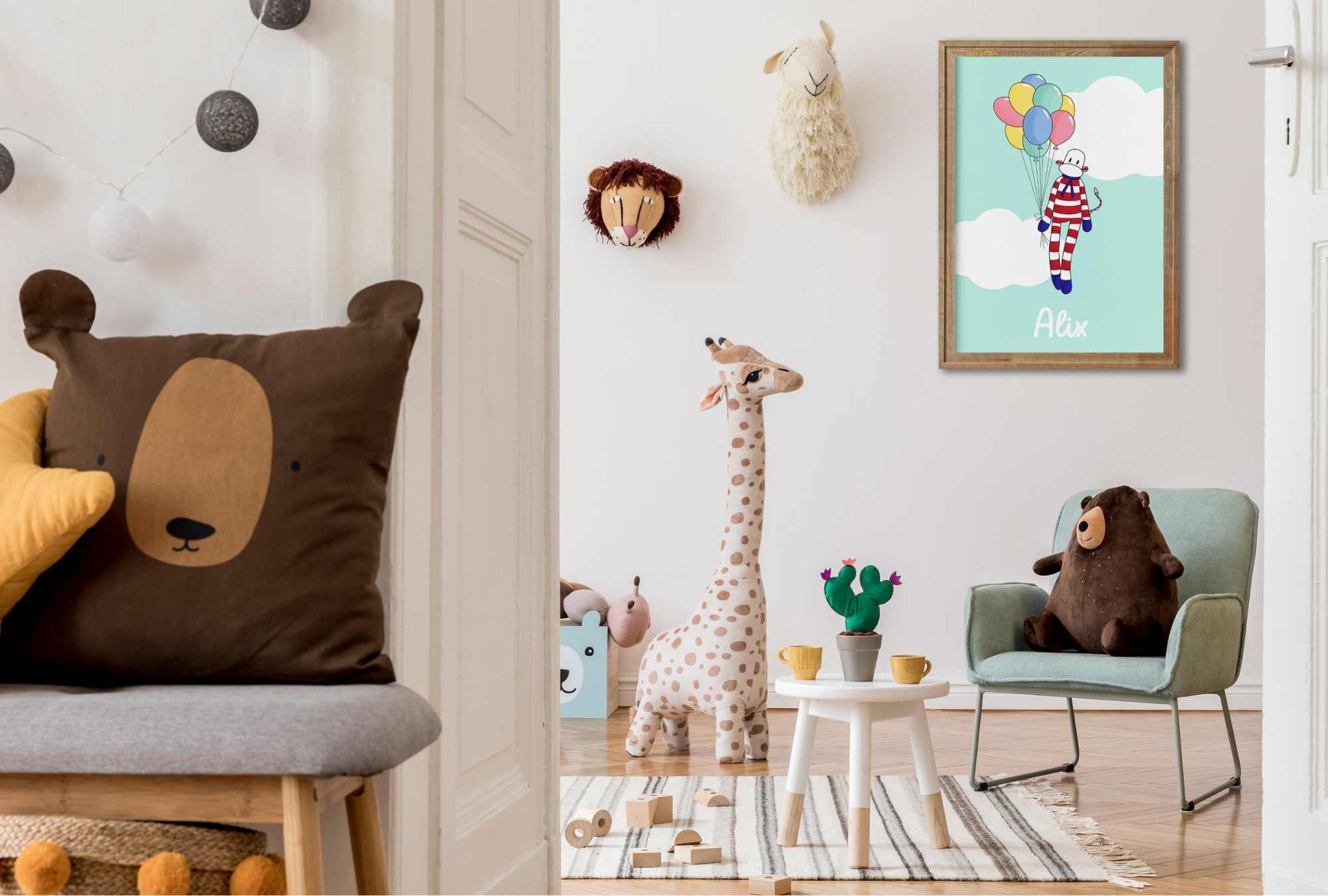 belle chambre enfant design girafe bois fauteuil en velours ours en peluche affiche personnalisée premium singe rayures rouges et blanches