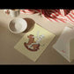 video qui dévoile la nouvelle collection de papeterie de monsieur chaussette lumière douce et tasse à café, affiches, invitations, semainier