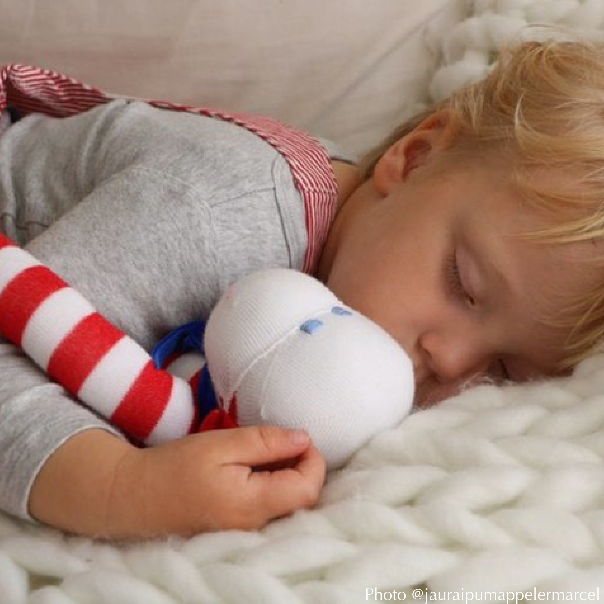 Petit garçon qui dort avec son Doudou singe Marin